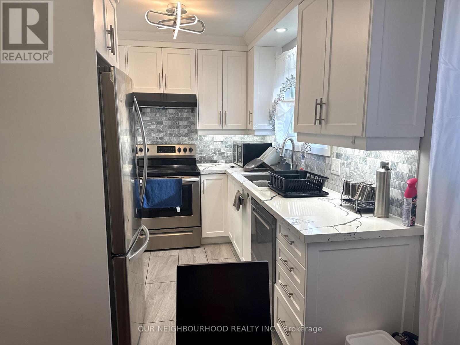 714 Greenoch Court, Oshawa, Ontario  L1J 6H4 - Photo 3 - E12178539