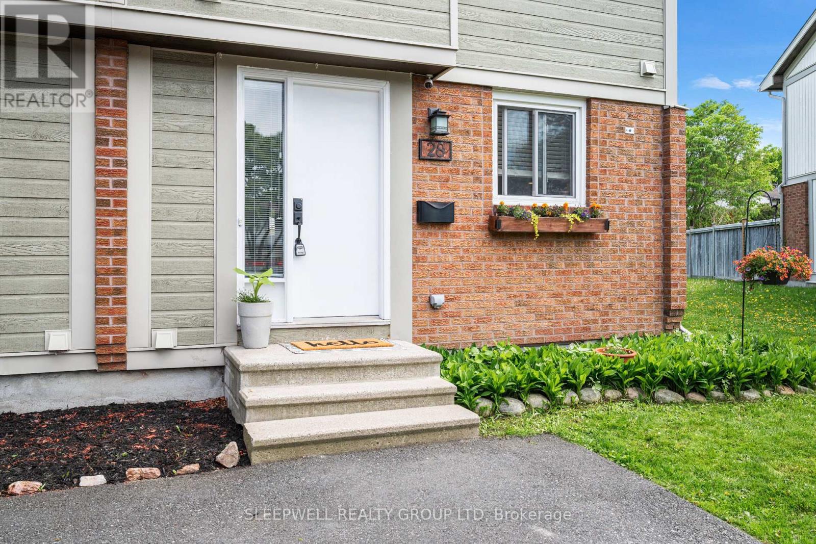 82 - 28 Barrow Crescent, Ottawa, Ontario  K2L 2K1 - Photo 3 - X12178779