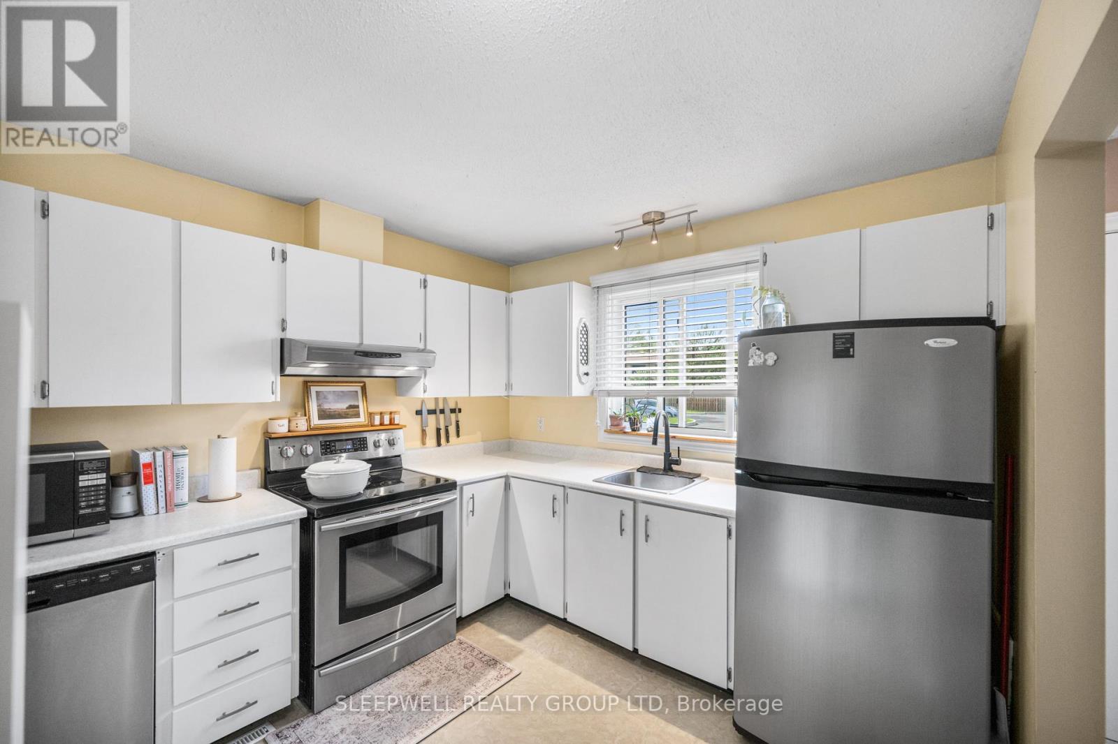 82 - 28 Barrow Crescent, Ottawa, Ontario  K2L 2K1 - Photo 8 - X12178779
