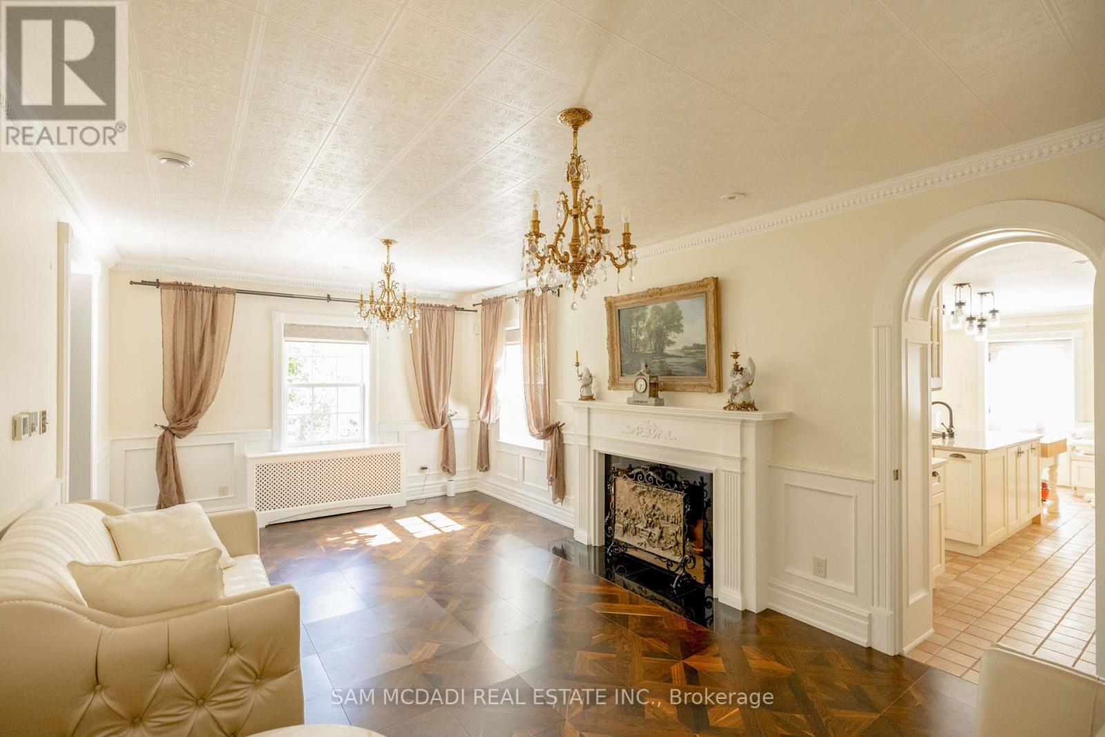 246 Riverside Drive, Toronto, Ontario  M6S 4A9 - Photo 6 - W12164203