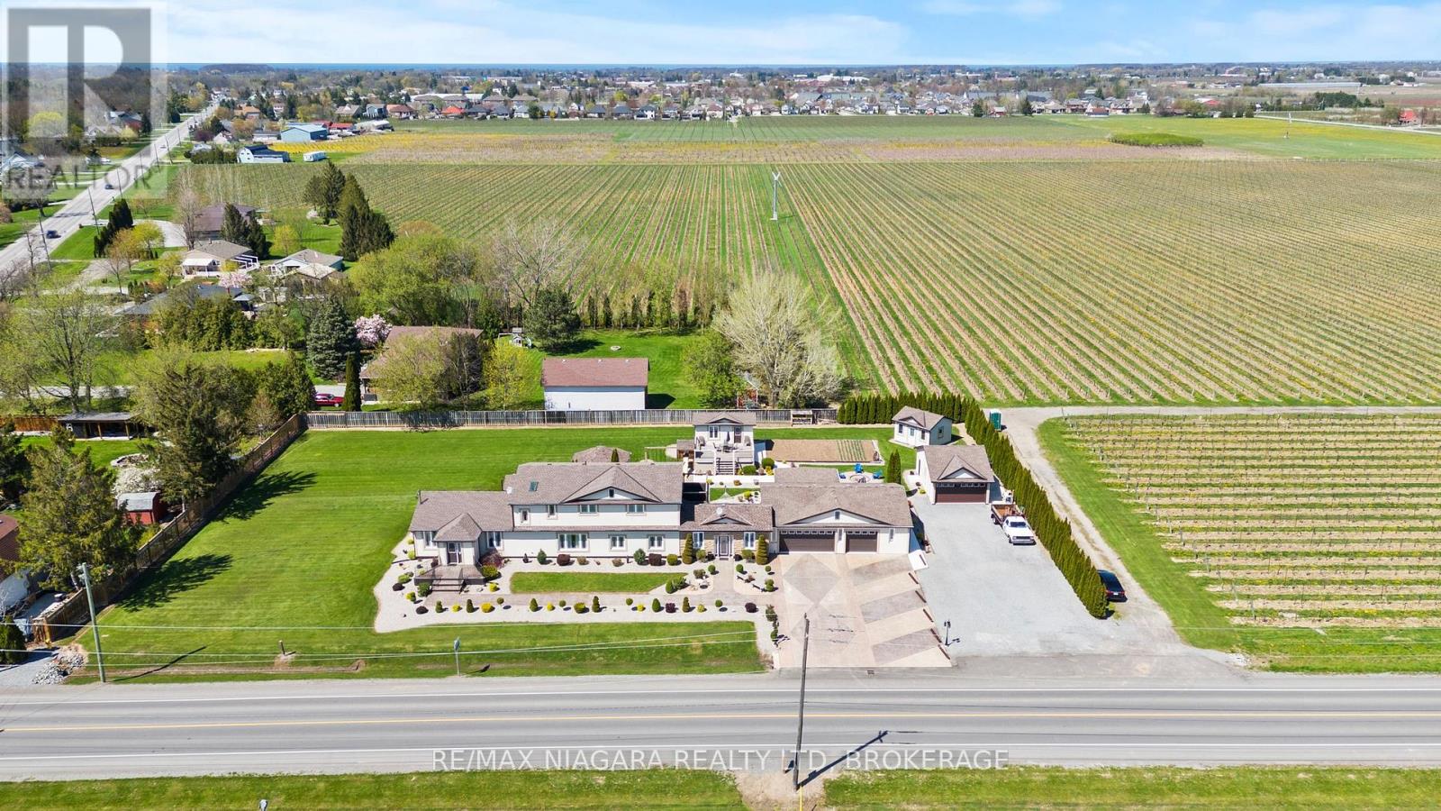 Property at 724 LINE 3 ROAD image 1