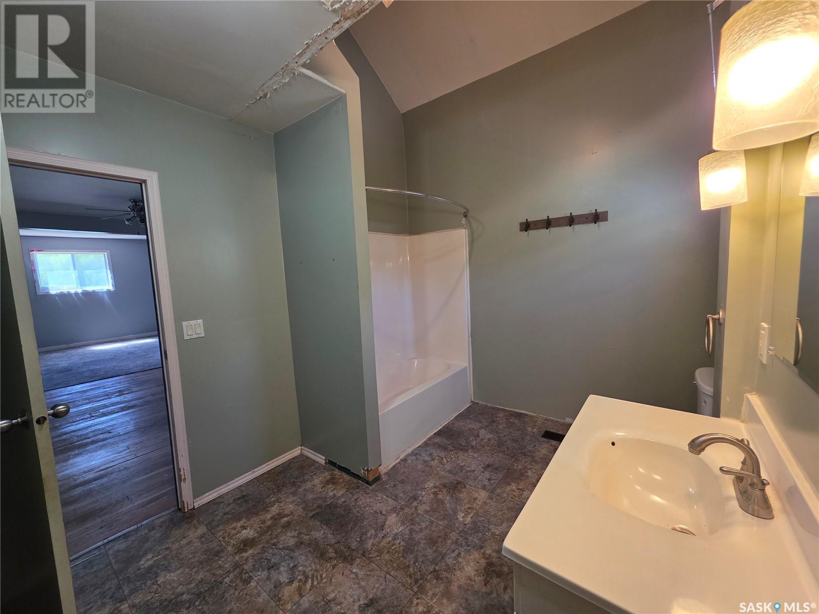 406 Centre Street, Cabri, Saskatchewan  S0N 0J0 - Photo 6 - SK006687