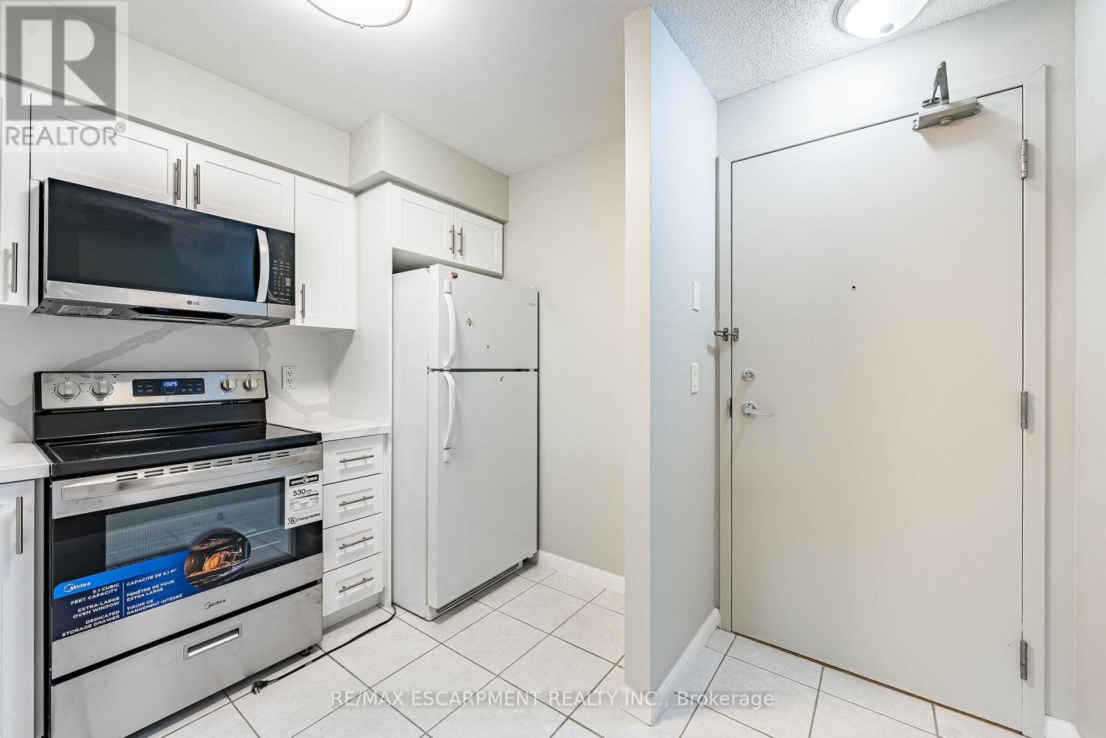 402 - 4 Elsinore Path, Toronto, Ontario  M8V 4G7 - Photo 6 - W12178562