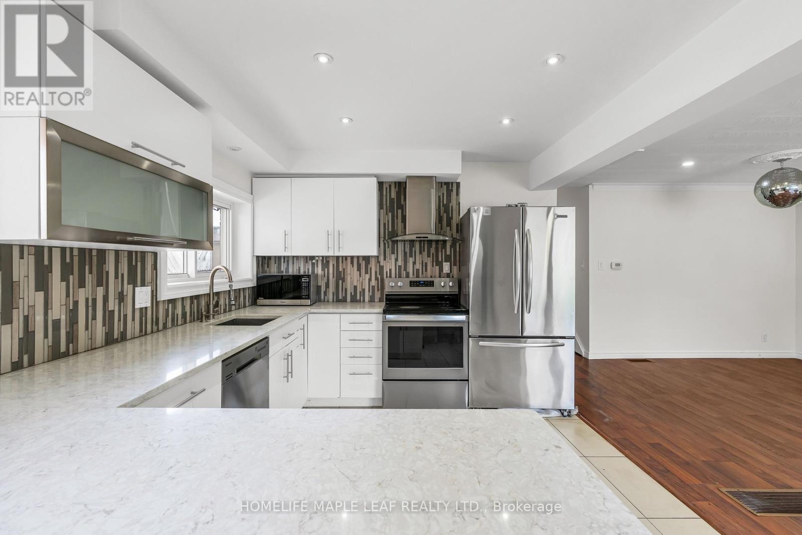 22 Vange Crescent, Toronto, Ontario  M9V 3N7 - Photo 14 - W12178634