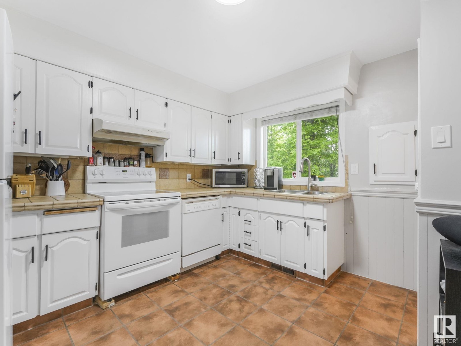 Property at 11514 122 ST NW image 2