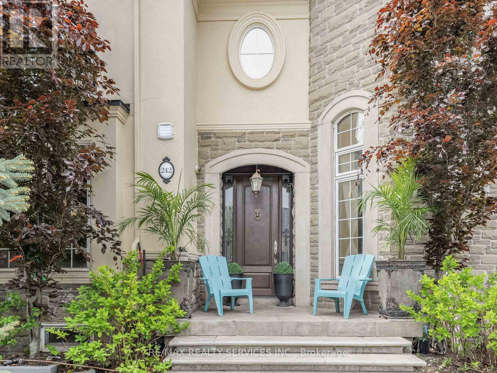242 Milkweed Way, Oakville (Br Bronte), Ontario  L6L 0A6 - Photo 2 - W12173660