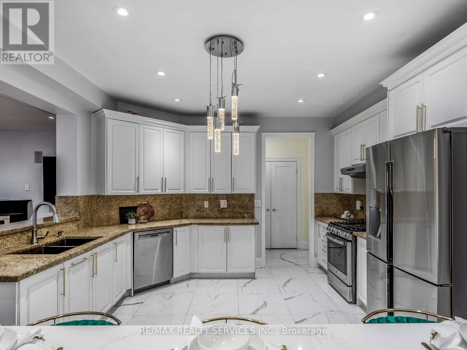 242 Milkweed Way, Oakville, Ontario  L6L 0A6 - Photo 18 - W12173660