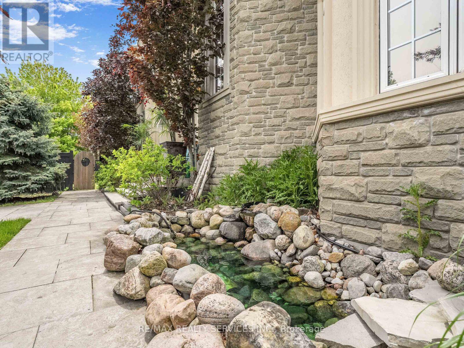 242 Milkweed Way, Oakville, Ontario  L6L 0A6 - Photo 4 - W12173660