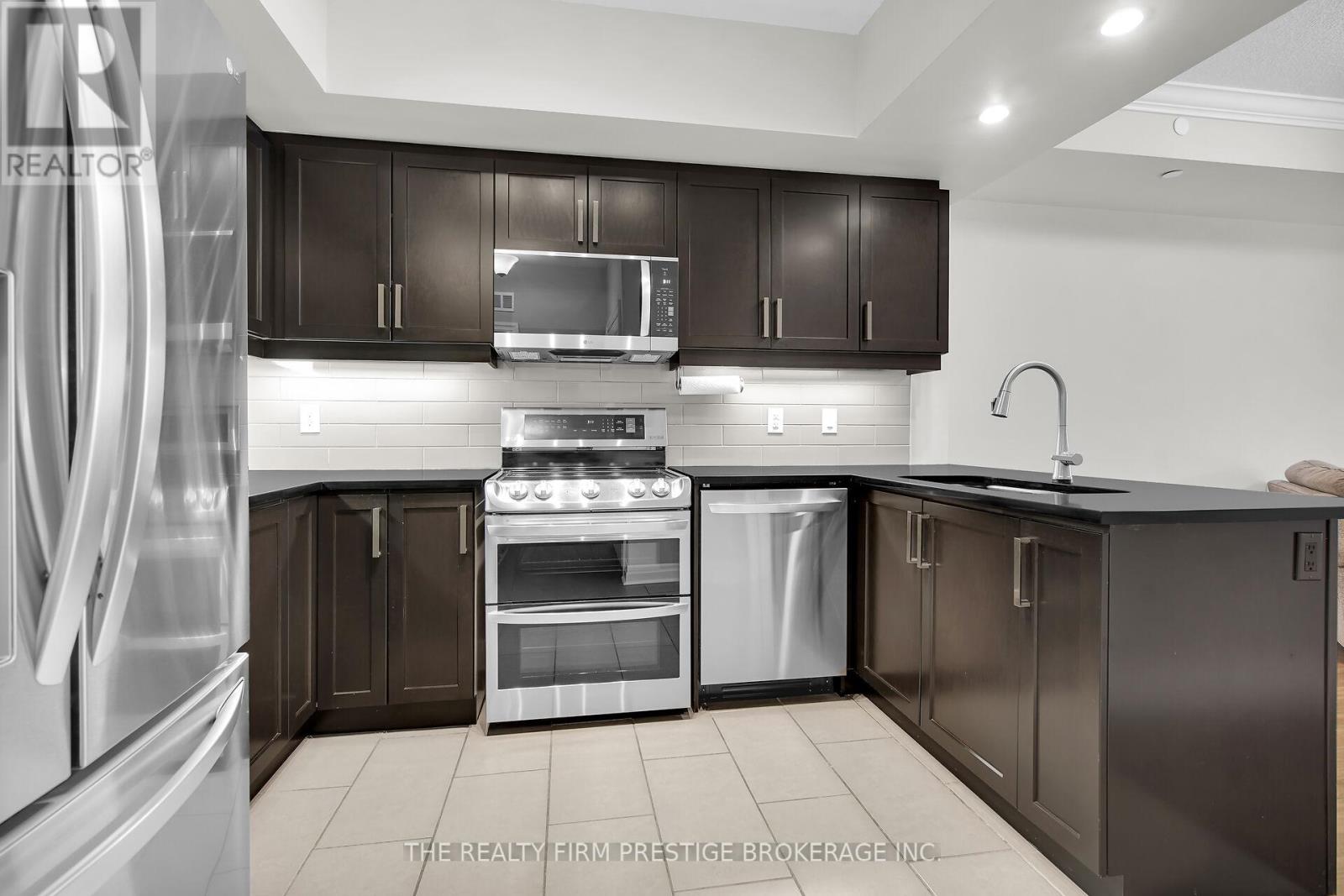 102 - 89 Ridout Street S, London South, Ontario  N6C 3X2 - Photo 5 - X12178856