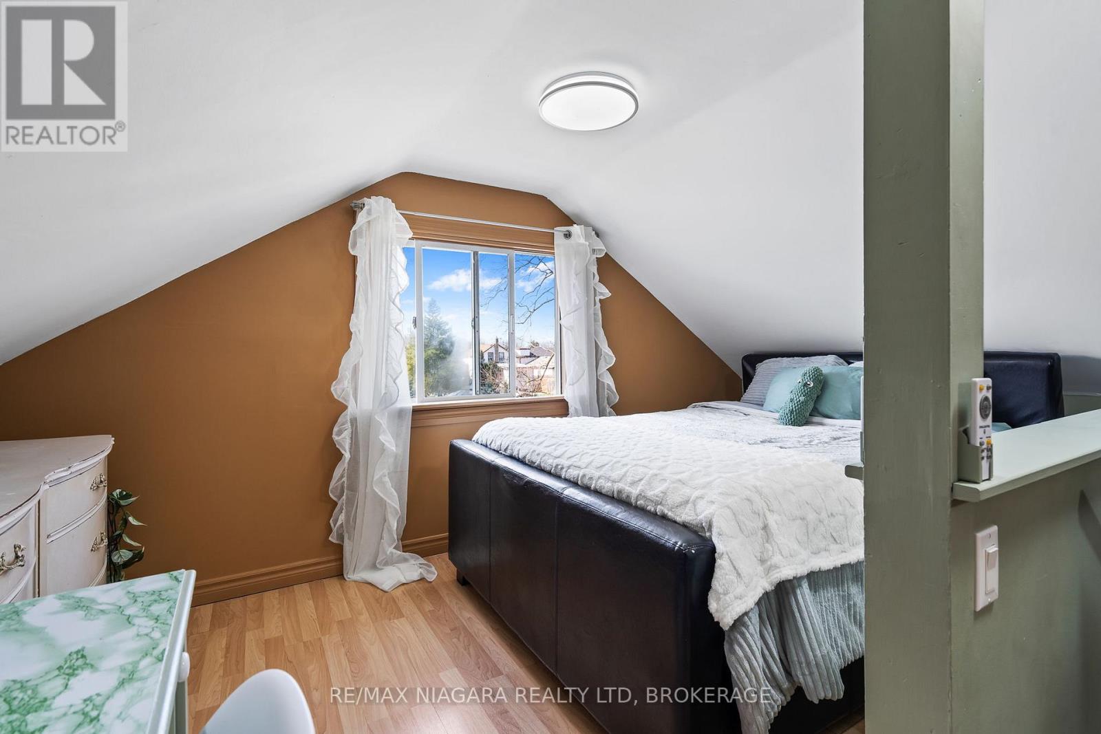 45 St. Peter Street, St. Catharines (Burleigh Hill), Ontario  L2T 1P1 - Photo 12 - X12178855