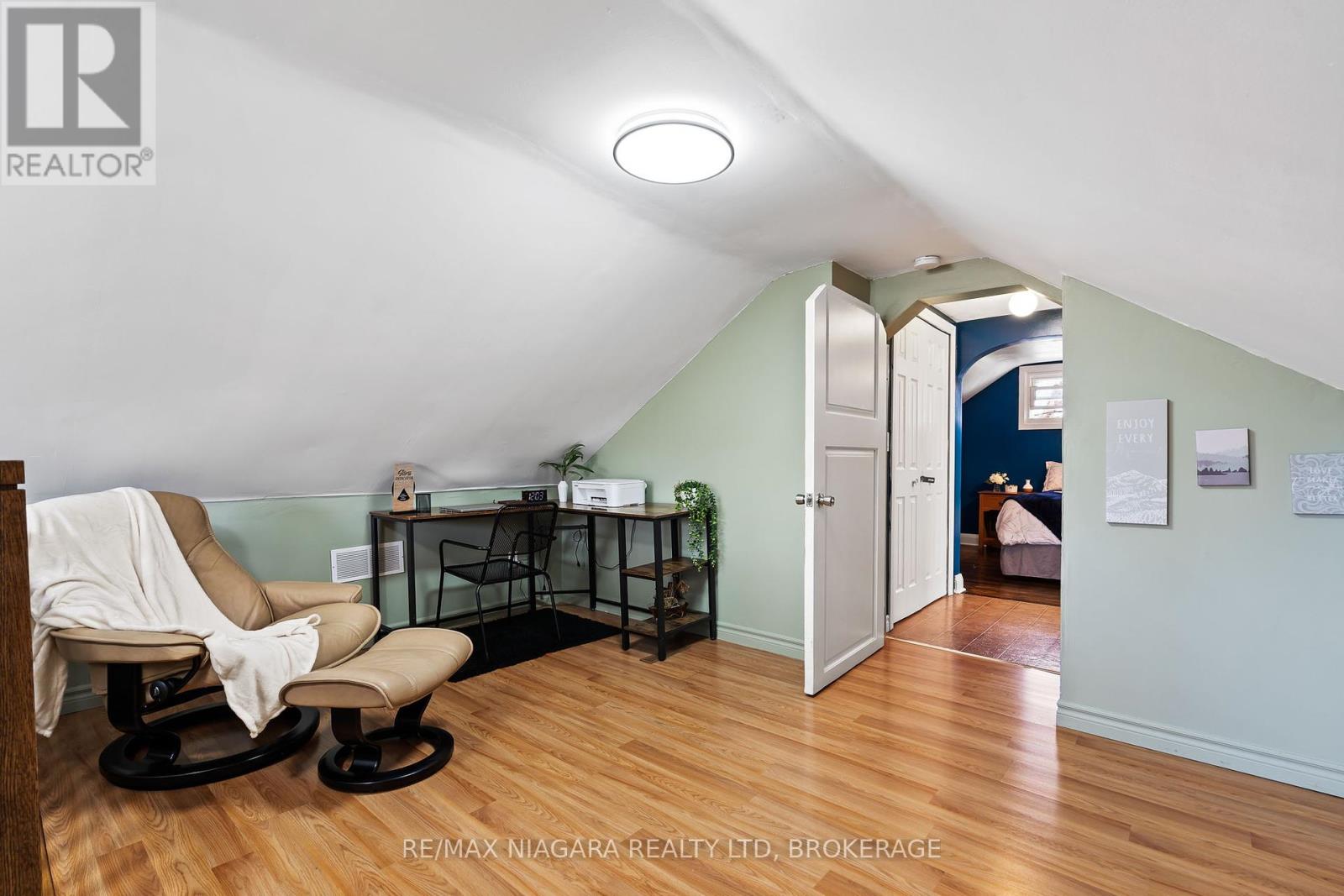 45 St. Peter Street, St. Catharines (Burleigh Hill), Ontario  L2T 1P1 - Photo 13 - X12178855