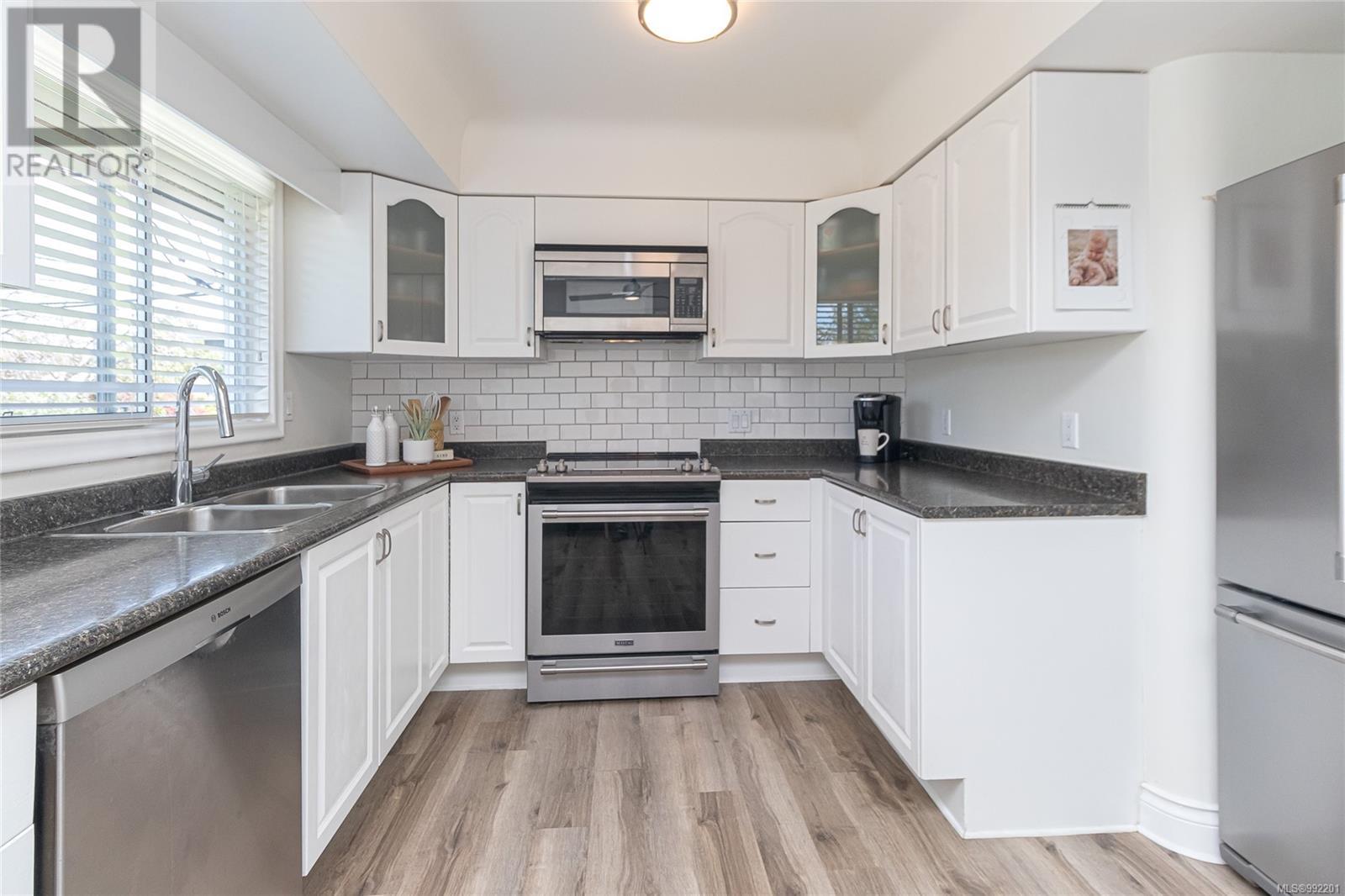 1475 Stroud Rd, Victoria, British Columbia  V8T 2K7 - Photo 11 - 992201