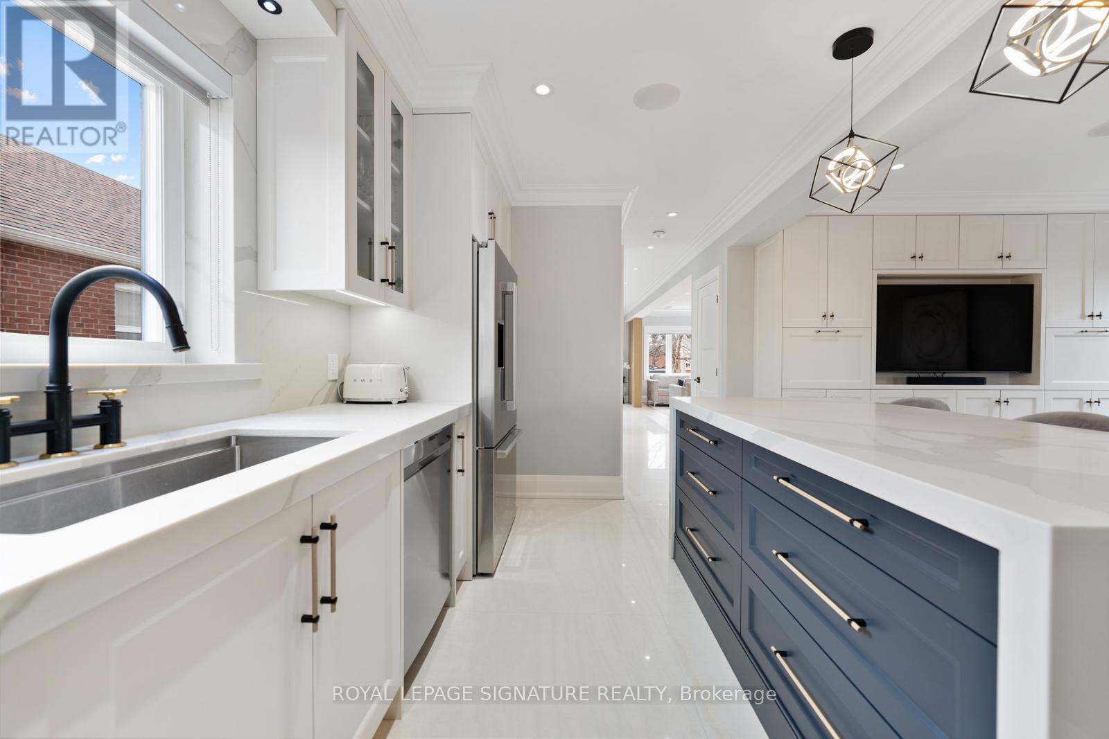 25 Elmont Drive, Toronto (O'connor-Parkview), Ontario  M4B 2M2 - Photo 13 - E12178721