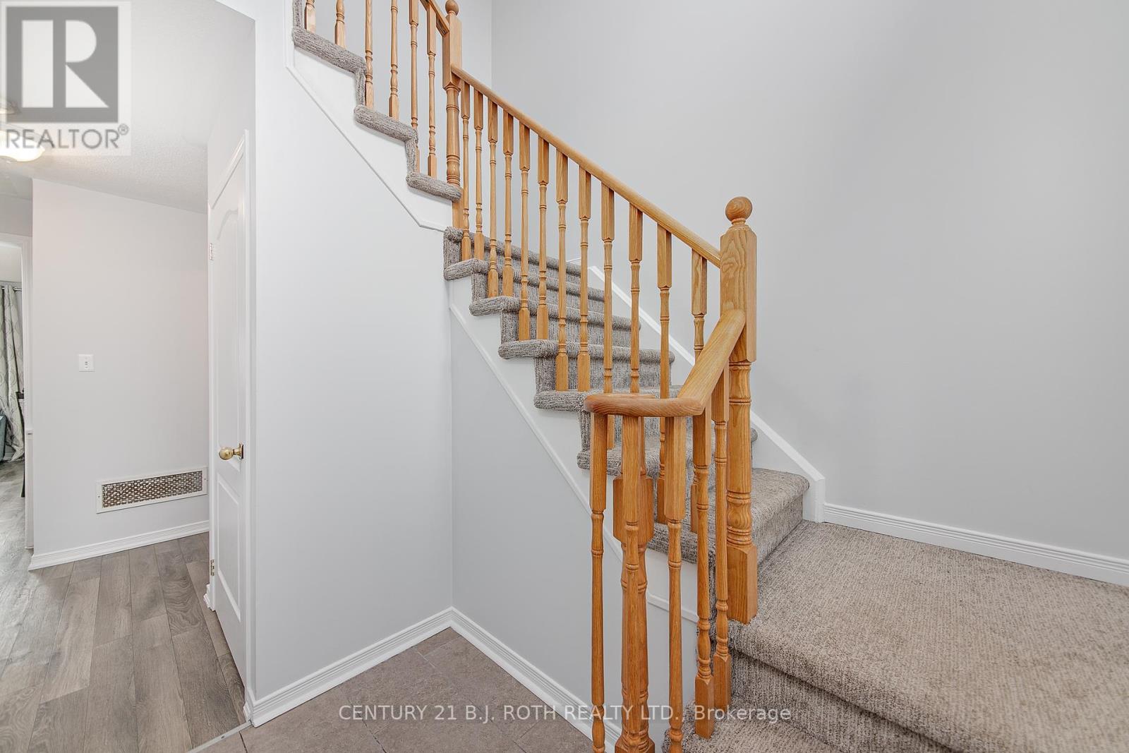 123 Stonemount Crescent, Essa, Ontario  L0M 1B4 - Photo 3 - N12178728