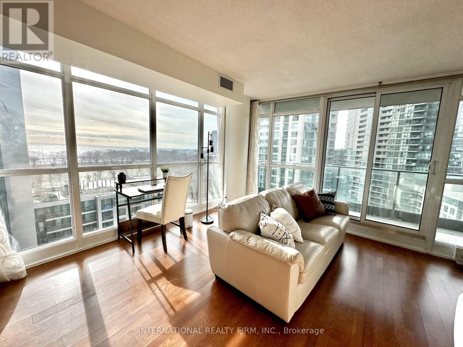 1273 - 209 Fort York Boulevard, Toronto, Ontario  M5V 4A1 - Photo 2 - C12178835