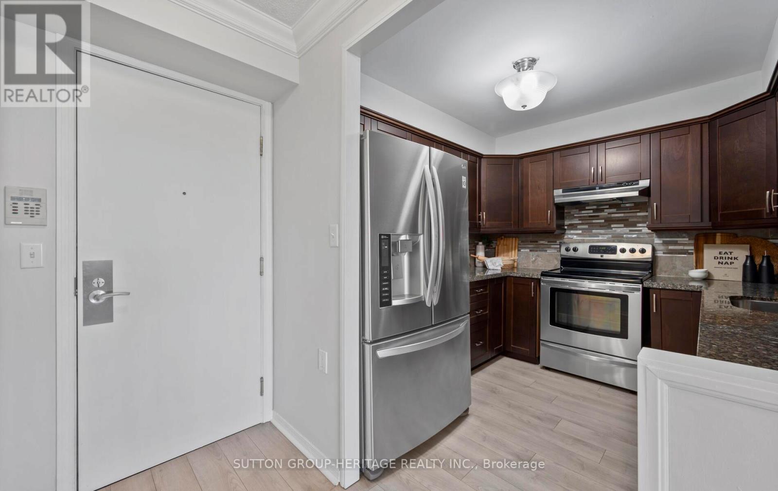 1015 - 1000 The Esplanade Avenue N, Pickering (Town Centre), Ontario  L1V 6V4 - Photo 5 - E12178857