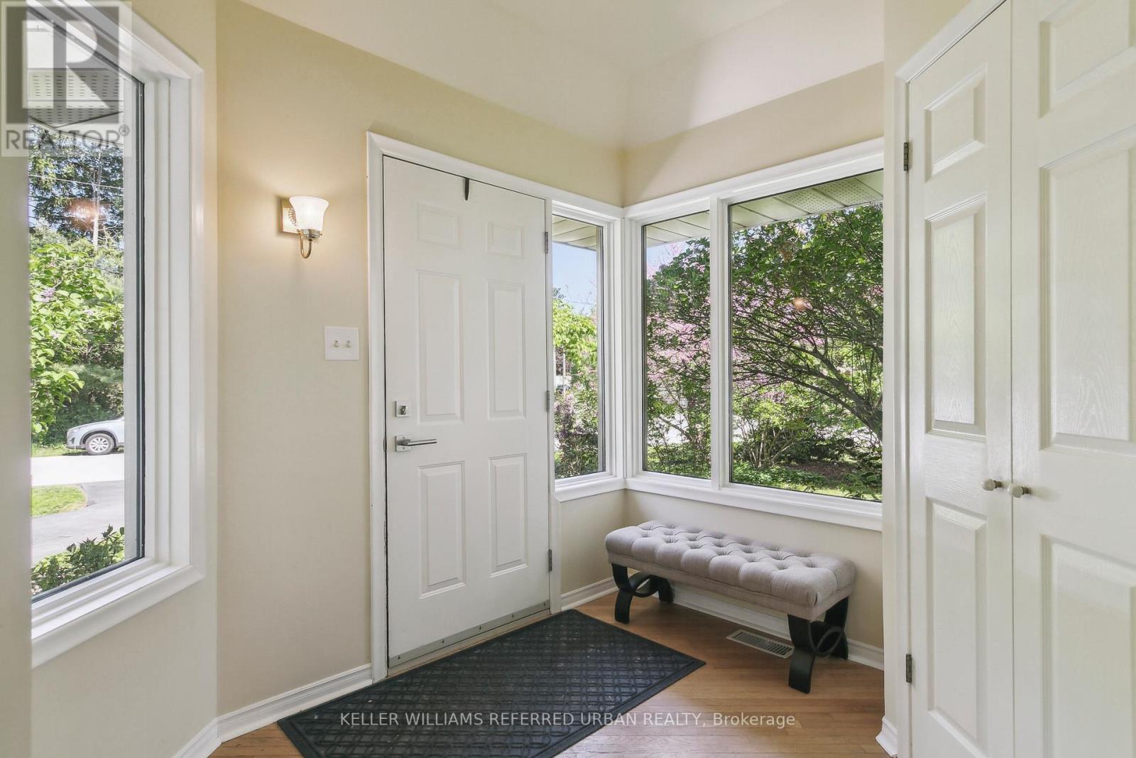 384 Maplehurst Avenue, Oakville (Wo West), Ontario  L6L 4Y5 - Photo 4 - W12178729