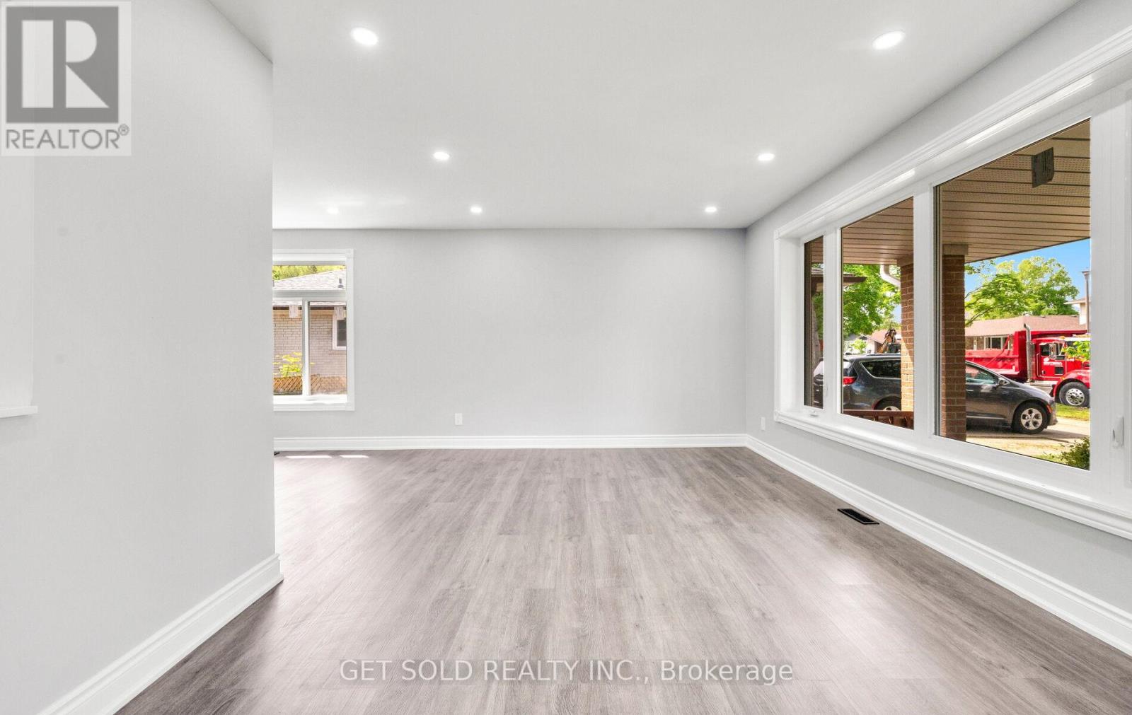 31 Bulbourne Road, Toronto, Ontario  M9V 3N5 - Photo 4 - W12178772