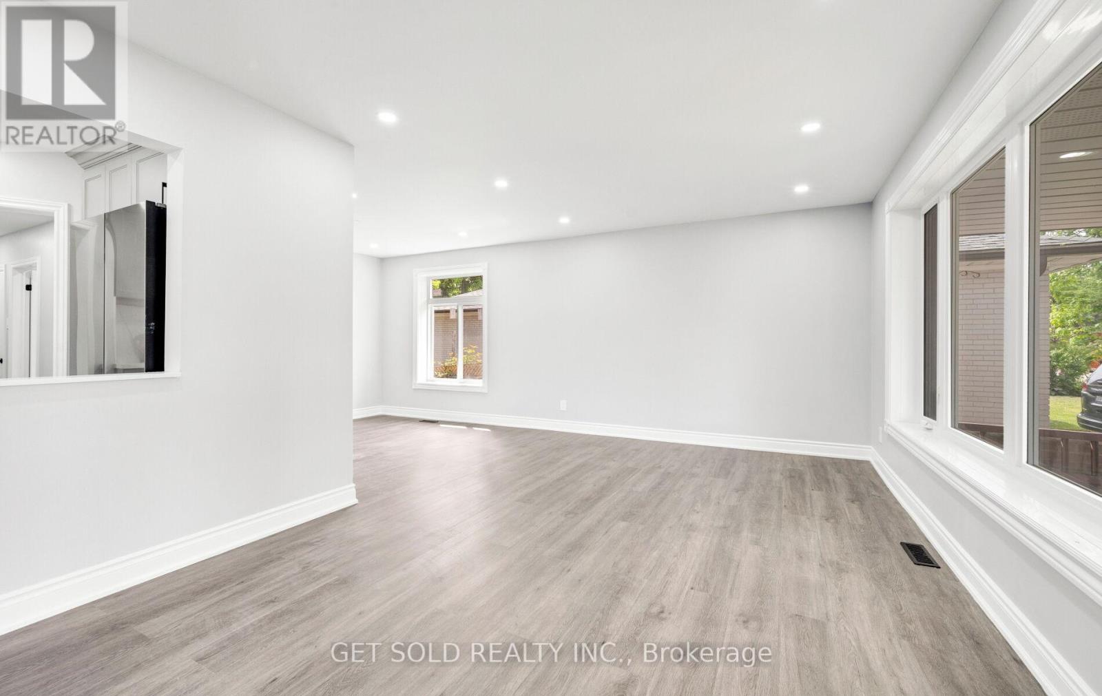31 Bulbourne Road, Toronto, Ontario  M9V 3N5 - Photo 5 - W12178772