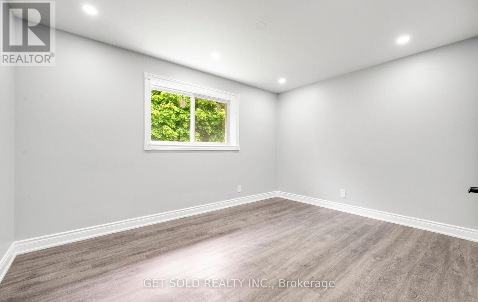 31 Bulbourne Road, Toronto, Ontario  M9V 3N5 - Photo 8 - W12178772