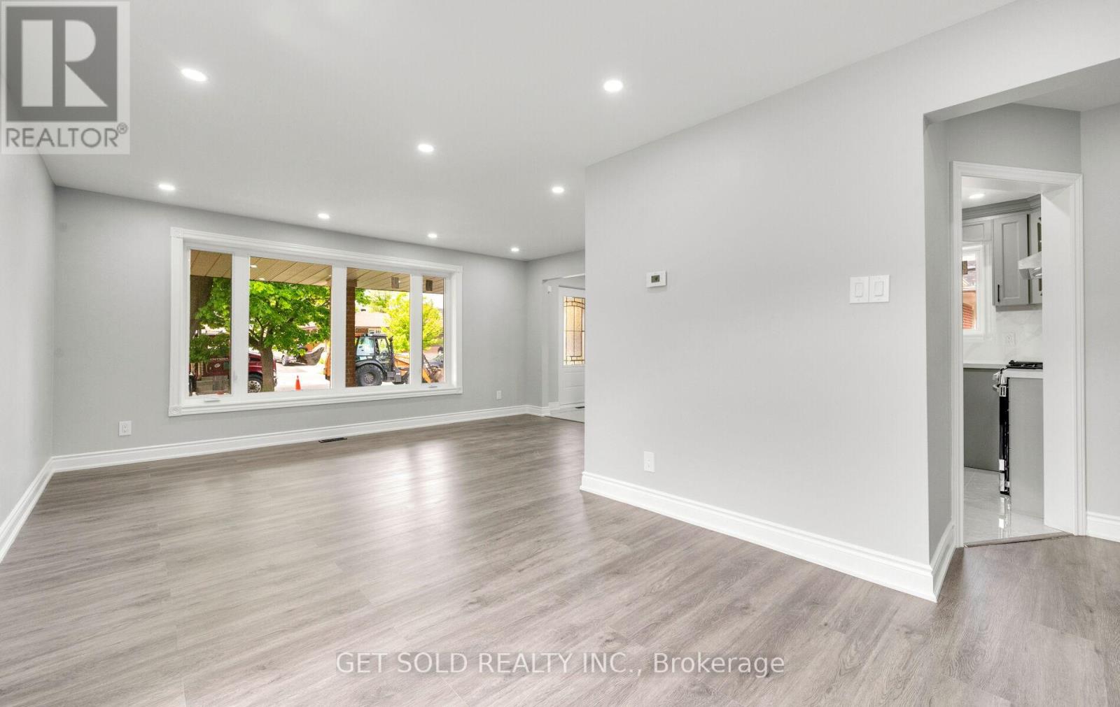 31 Bulbourne Road, Toronto, Ontario  M9V 3N5 - Photo 9 - W12178772