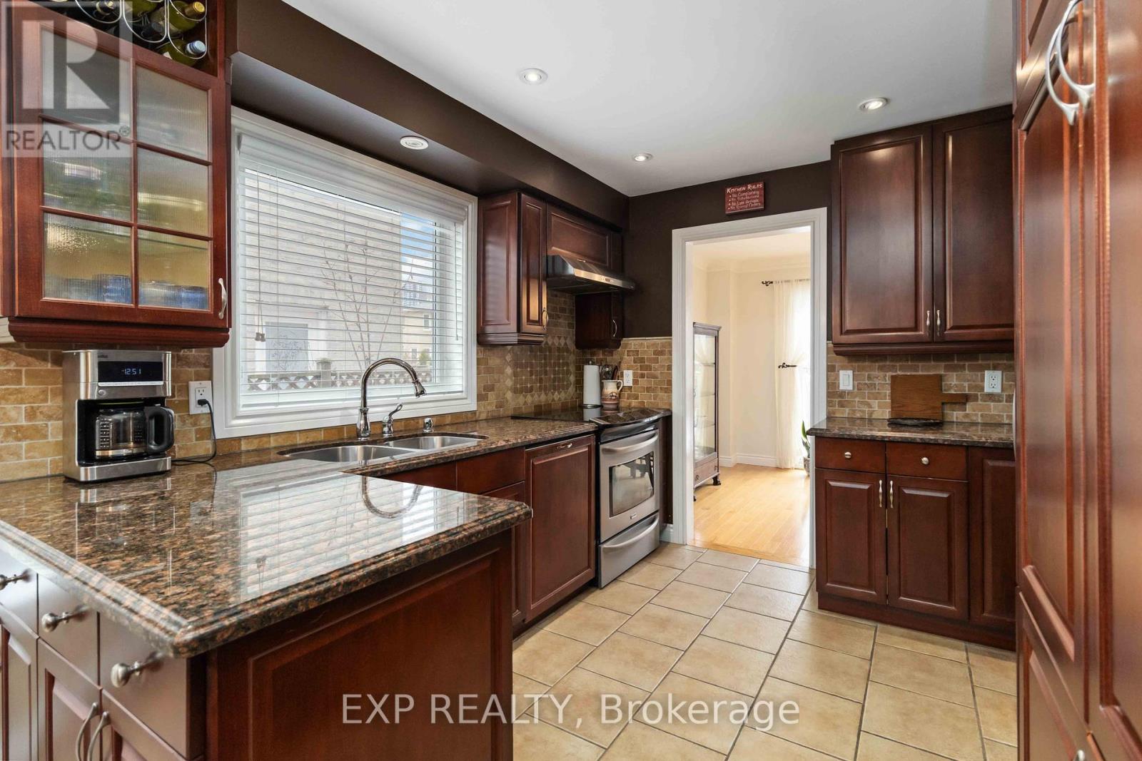 285 Kingsbridge Garden Circle, Mississauga, Ontario  L5R 1L1 - Photo 6 - W12178803