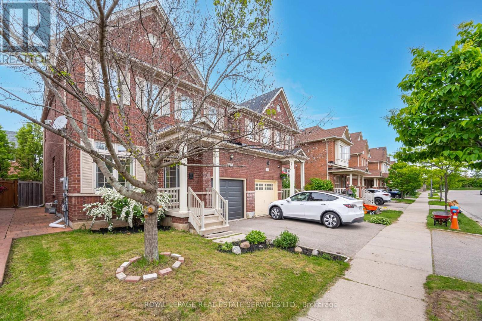 137 Holmes Crescent, Milton, Ontario  L9T 0V9 - Photo 4 - W12178806