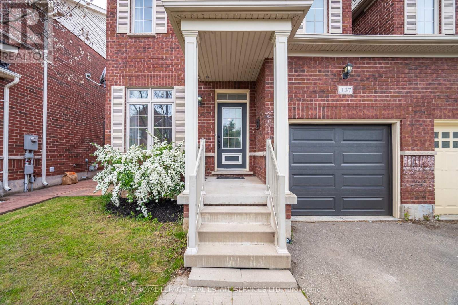 137 Holmes Crescent, Milton, Ontario  L9T 0V9 - Photo 5 - W12178806
