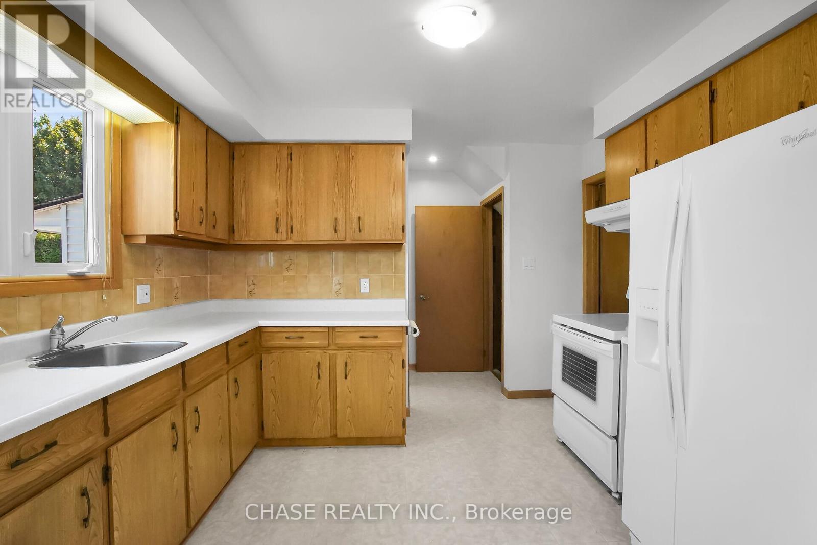 51 Woodrow Crescent, London South, Ontario  N6E 1E7 - Photo 7 - X12178745