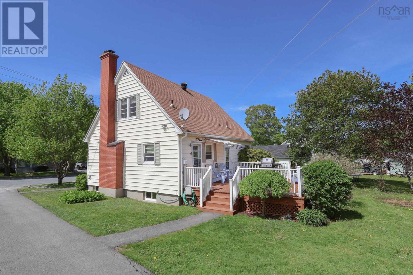 Property at 221 Empire Street image 3
