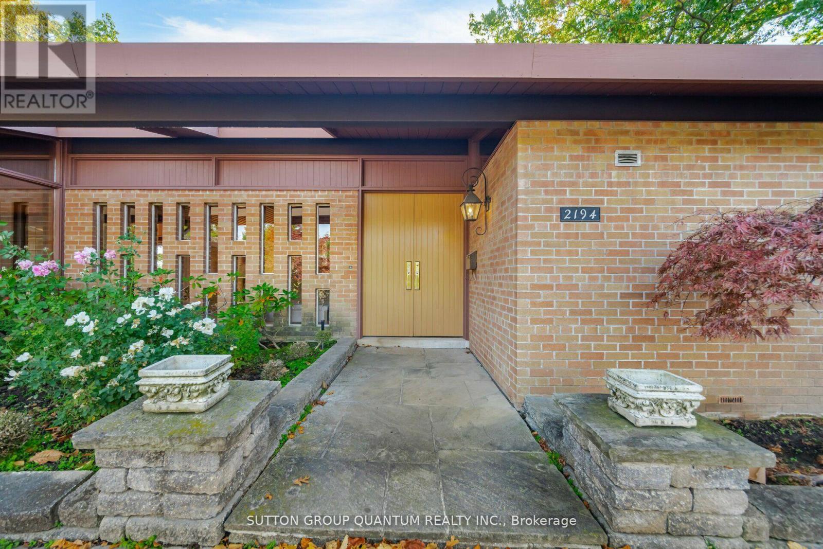 2194 Oneida Crescent, Mississauga, Ontario  L5C 1V6 - Photo 3 - W12178826