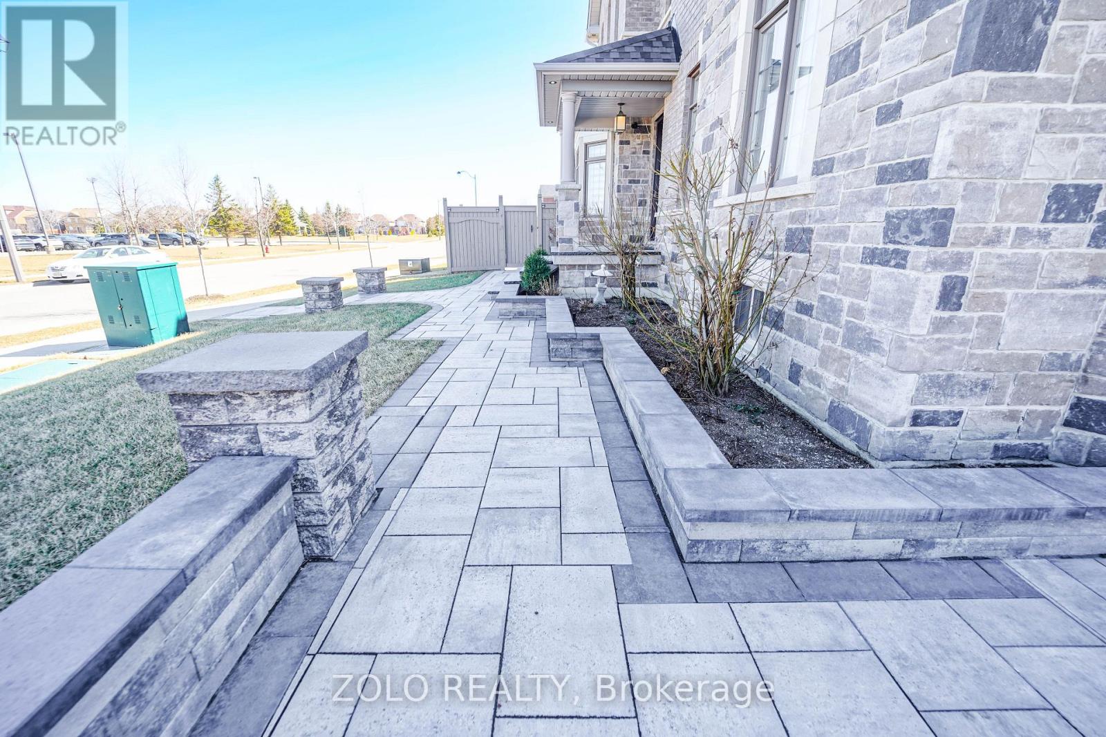 1 Penlea Gate, Brampton, Ontario  L6P 4M7 - Photo 5 - W12178914