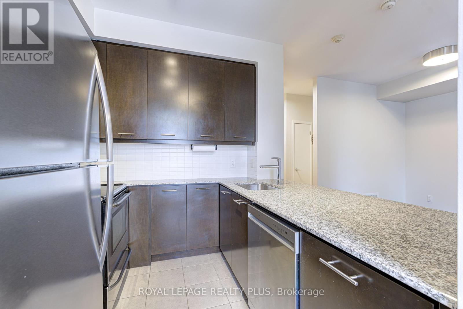 Th 1 - 370 Square One Drive, Mississauga (City Centre), Ontario  L5B 0G6 - Photo 5 - W12171129