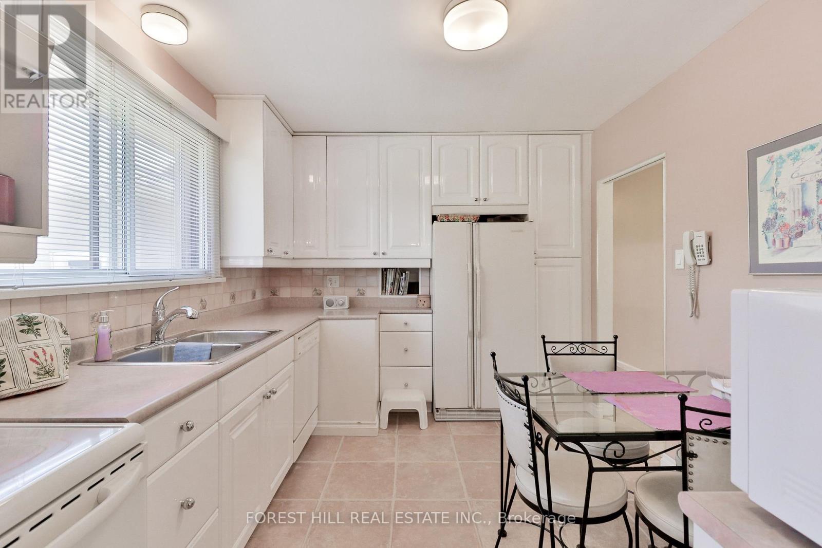 69 Rayside Drive, Toronto (Markland Wood), Ontario  M9C 1S9 - Photo 9 - W12178782