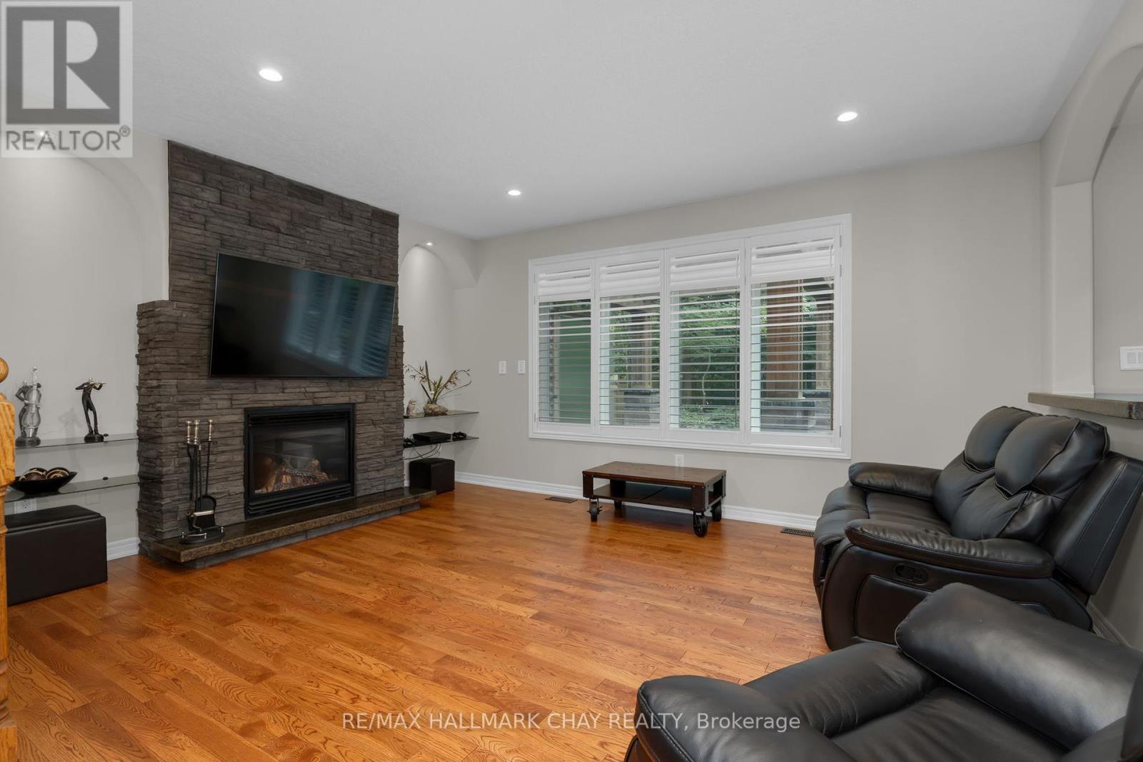 70 Cumming Drive, Barrie, Ontario  L4N 0C6 - Photo 3 - S12175379