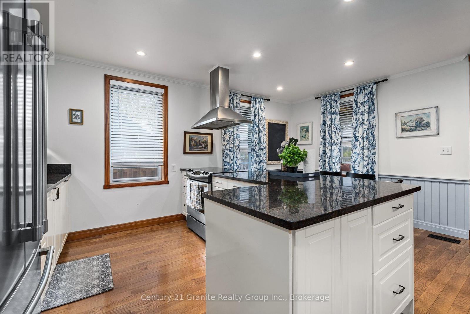 8 Bend Street, Kawartha Lakes, Ontario  K0M 2A0 - Photo 13 - X12179080
