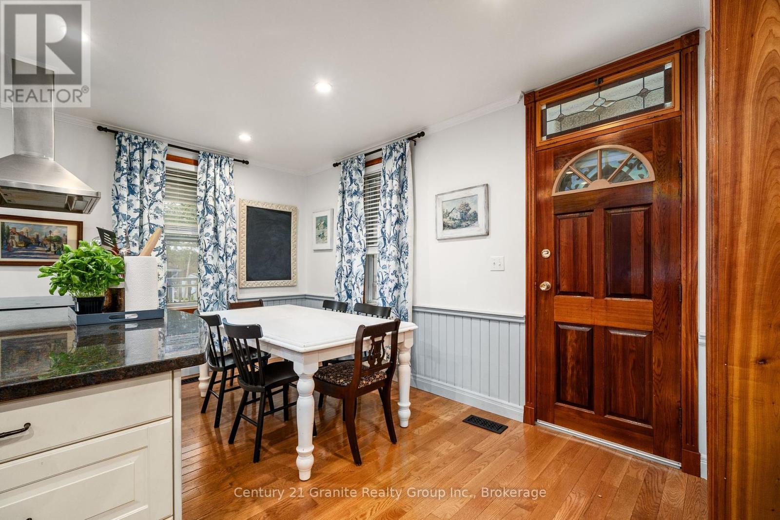 8 Bend Street, Kawartha Lakes, Ontario  K0M 2A0 - Photo 17 - X12179080