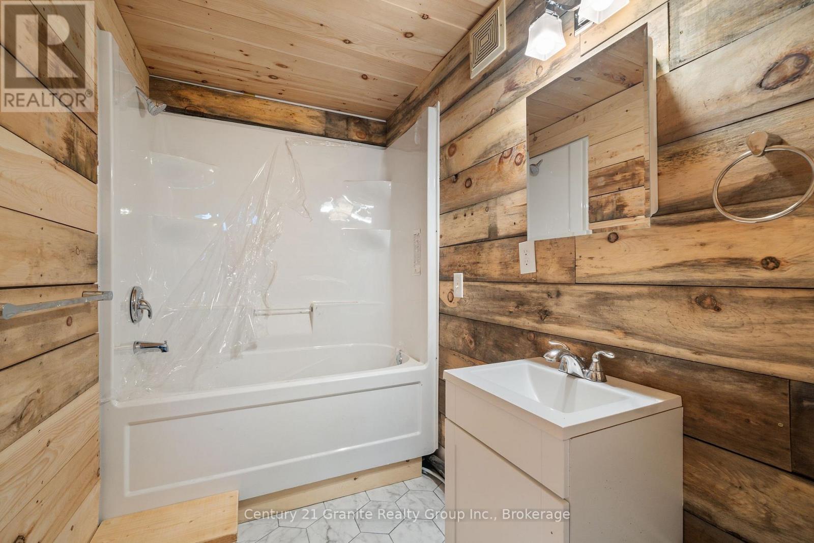 8 Bend Street, Kawartha Lakes, Ontario  K0M 2A0 - Photo 36 - X12179080