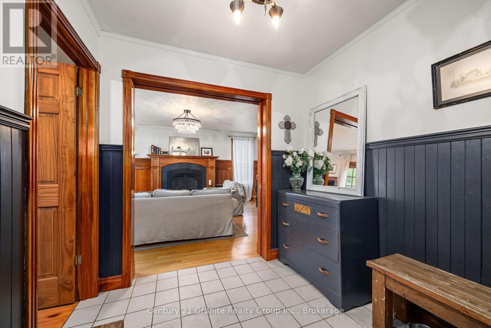 8 Bend Street, Kawartha Lakes, Ontario  K0M 2A0 - Photo 9 - X12179080