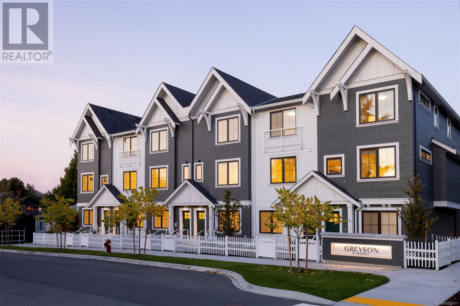 TH21 3450 Whittier Ave, Saanich, British Columbia