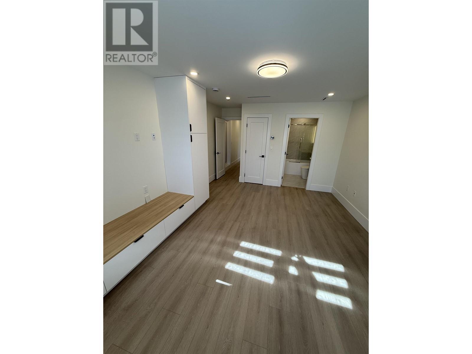 Listing Picture 14 of 28 : 2 4212 MACDONALD AVENUE, Burnaby / 本拿比 - 魯藝地產 Yvonne Lu Group - MLS Medallion Club Member