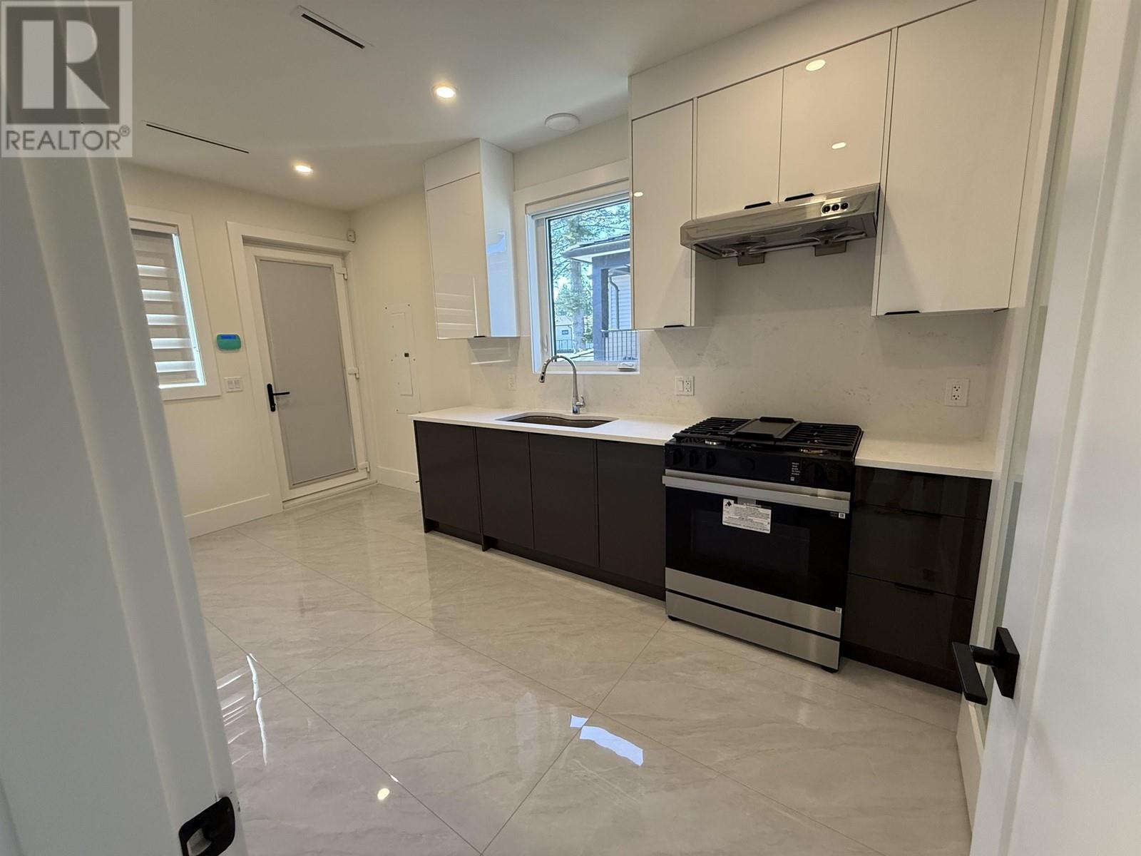 Listing Picture 12 of 28 : 2 4212 MACDONALD AVENUE, Burnaby / 本拿比 - 魯藝地產 Yvonne Lu Group - MLS Medallion Club Member