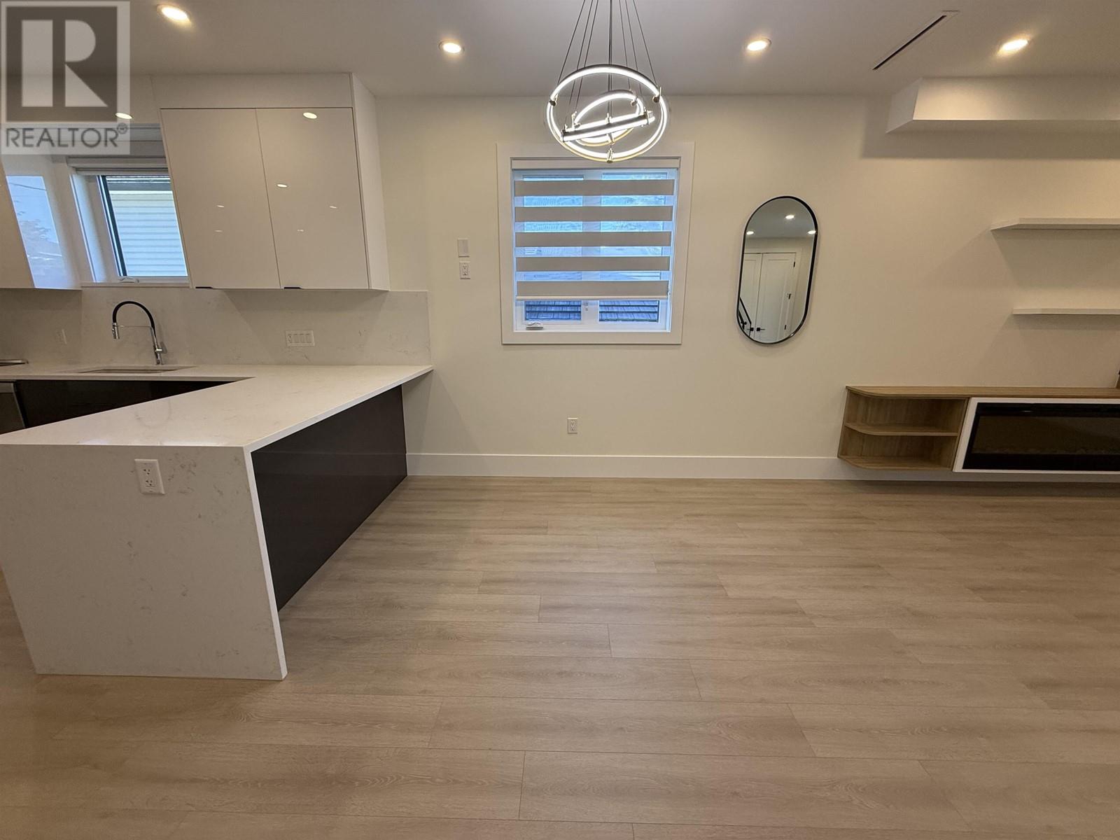 Property at 2 4212 MACDONALD AVENUE image 3