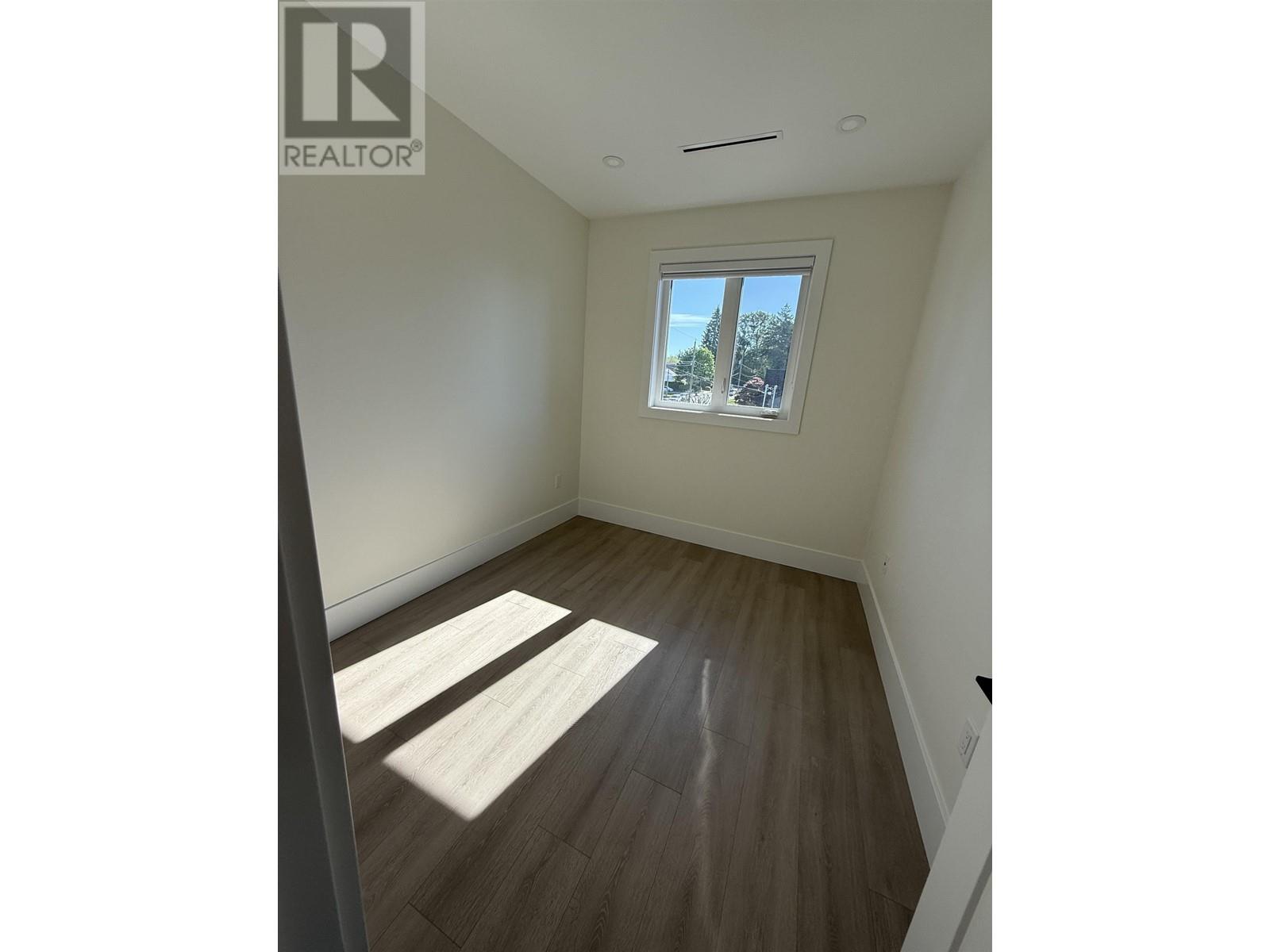 Listing Picture 10 of 28 : 2 4212 MACDONALD AVENUE, Burnaby / 本拿比 - 魯藝地產 Yvonne Lu Group - MLS Medallion Club Member