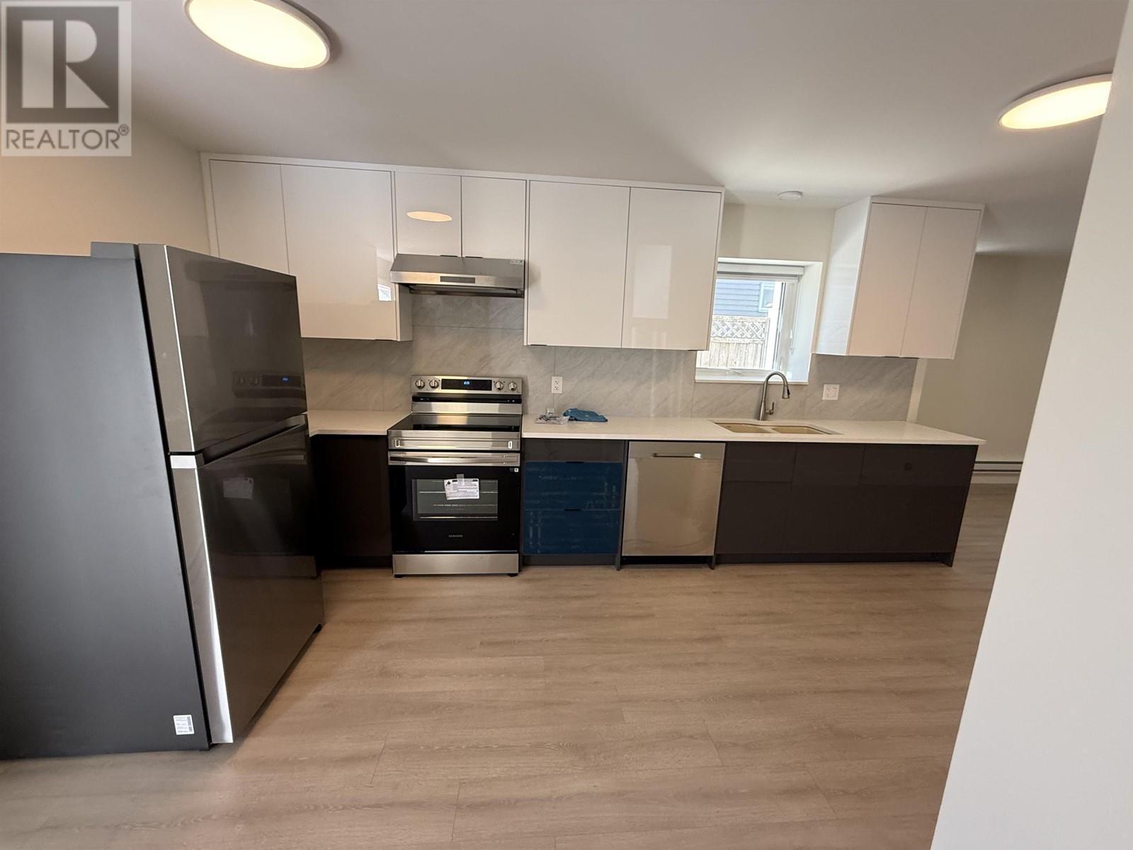 Listing Picture 21 of 28 : 2 4212 MACDONALD AVENUE, Burnaby / 本拿比 - 魯藝地產 Yvonne Lu Group - MLS Medallion Club Member