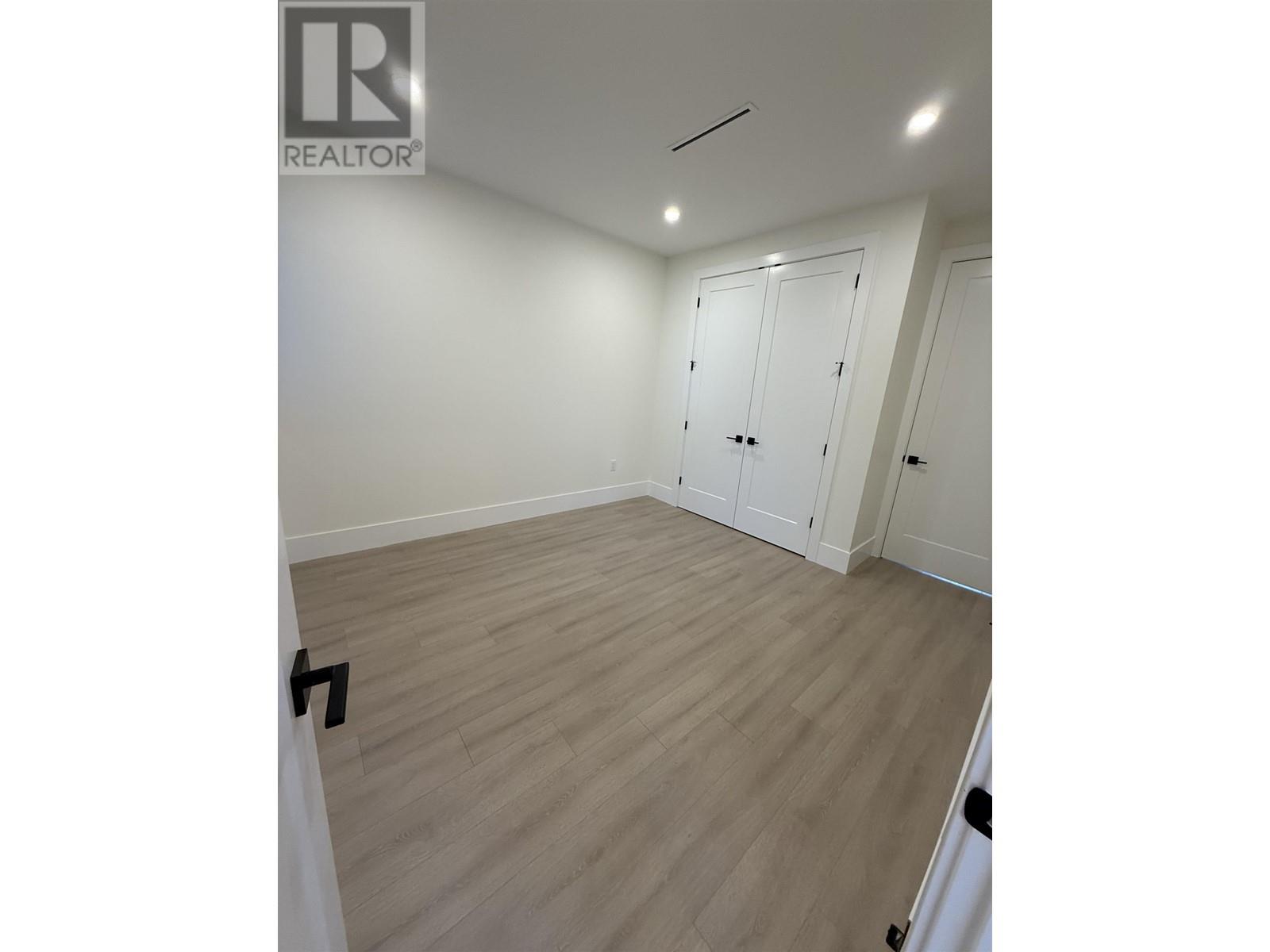 Listing Picture 11 of 28 : 2 4212 MACDONALD AVENUE, Burnaby / 本拿比 - 魯藝地產 Yvonne Lu Group - MLS Medallion Club Member