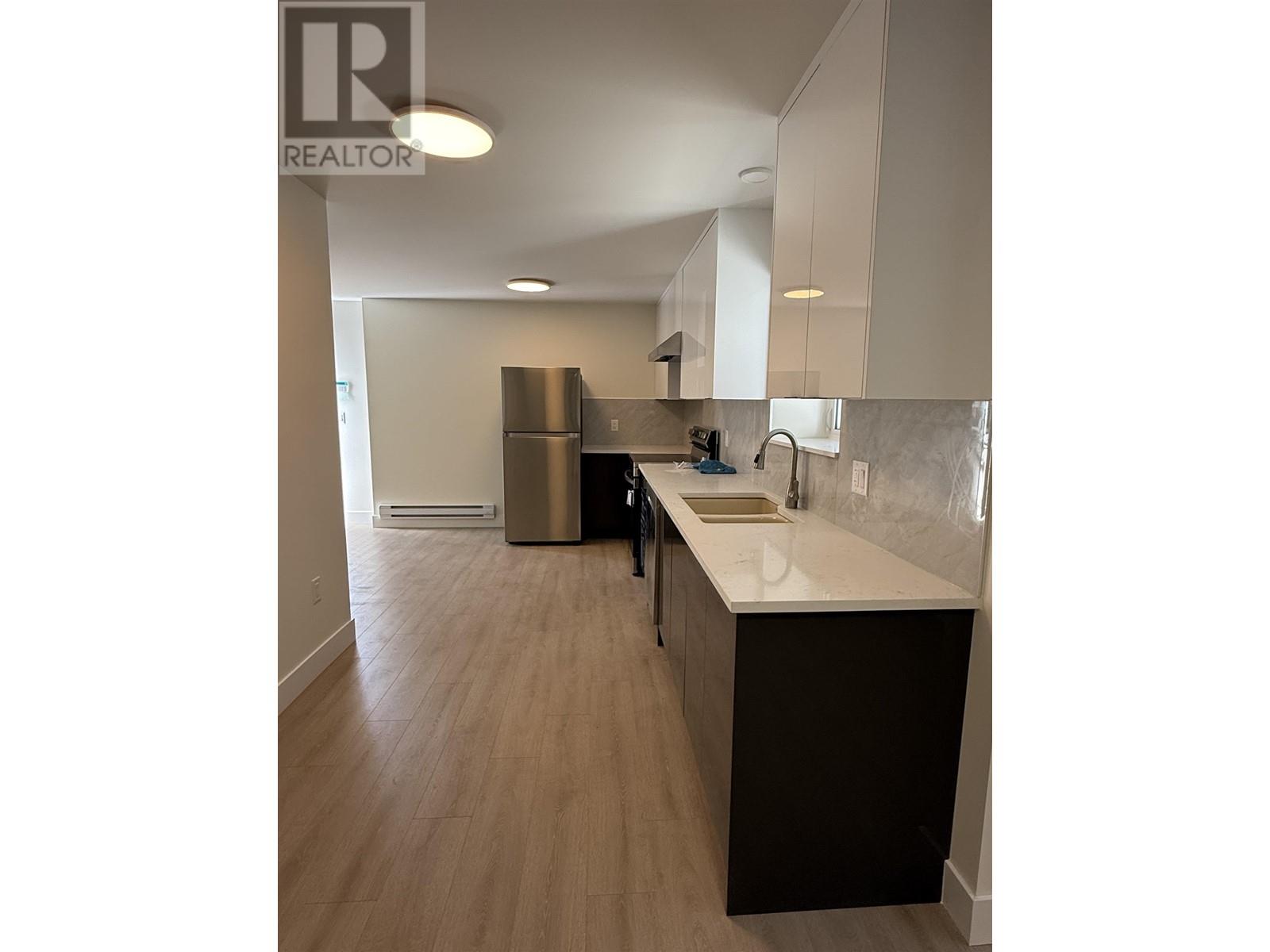 Listing Picture 23 of 28 : 2 4212 MACDONALD AVENUE, Burnaby / 本拿比 - 魯藝地產 Yvonne Lu Group - MLS Medallion Club Member