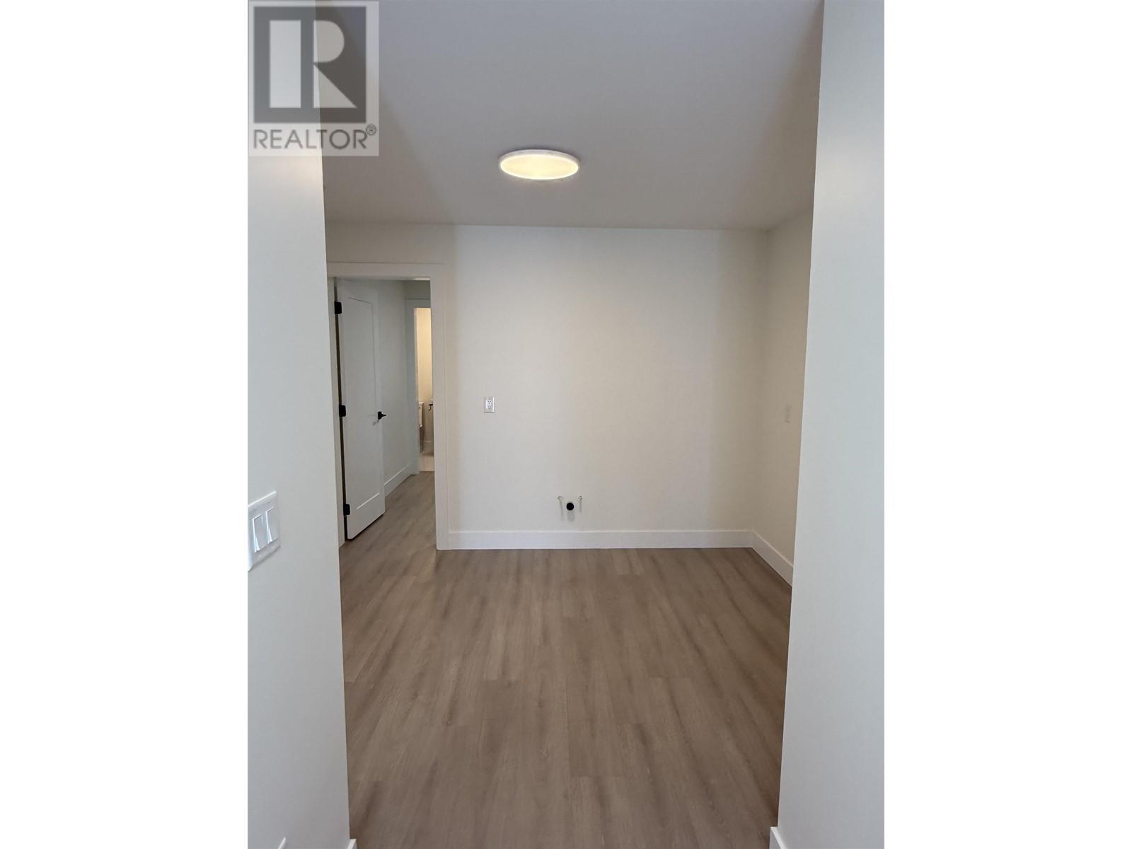 Listing Picture 26 of 28 : 2 4212 MACDONALD AVENUE, Burnaby / 本拿比 - 魯藝地產 Yvonne Lu Group - MLS Medallion Club Member