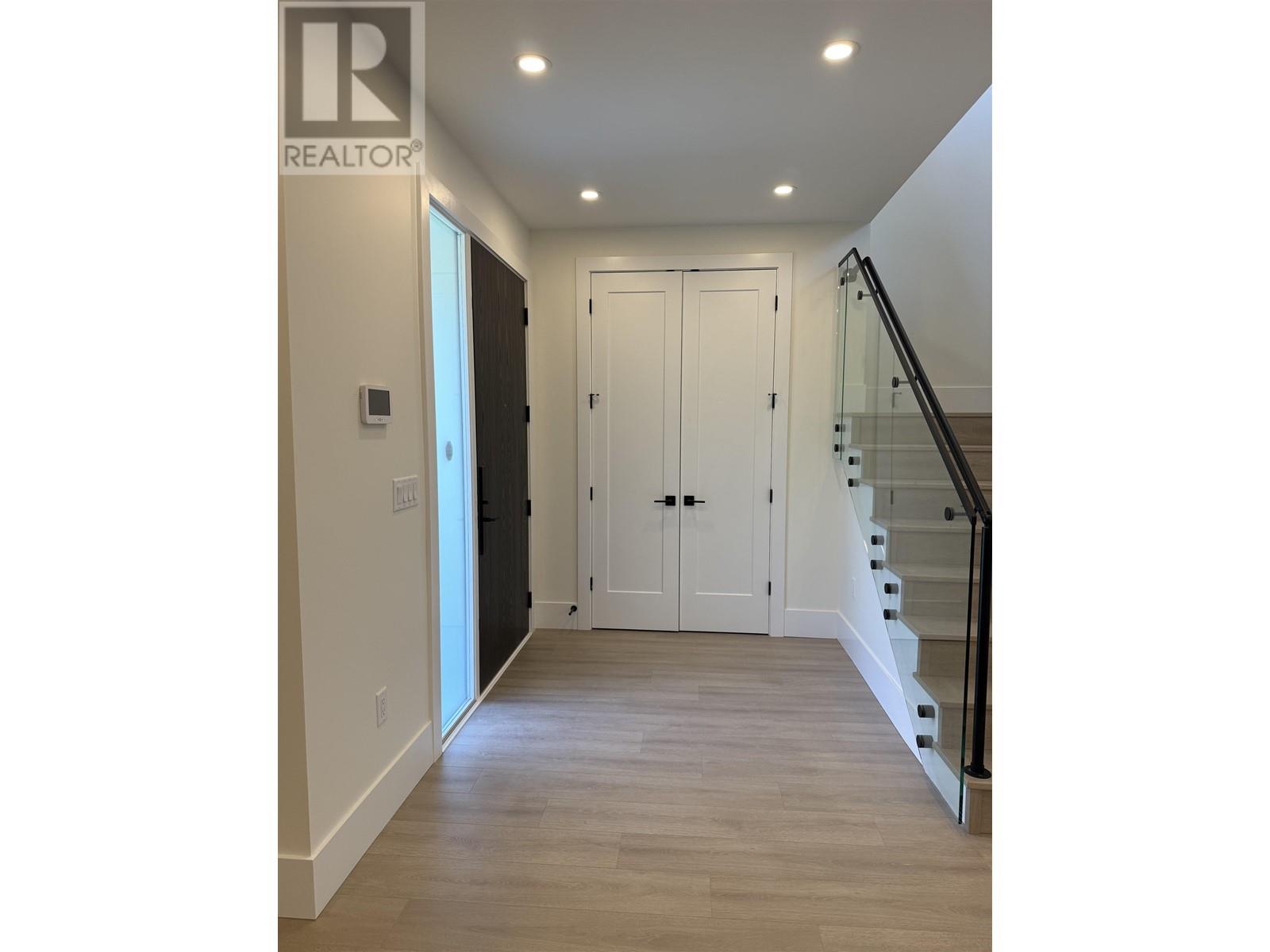 Listing Picture 6 of 28 : 2 4212 MACDONALD AVENUE, Burnaby / 本拿比 - 魯藝地產 Yvonne Lu Group - MLS Medallion Club Member