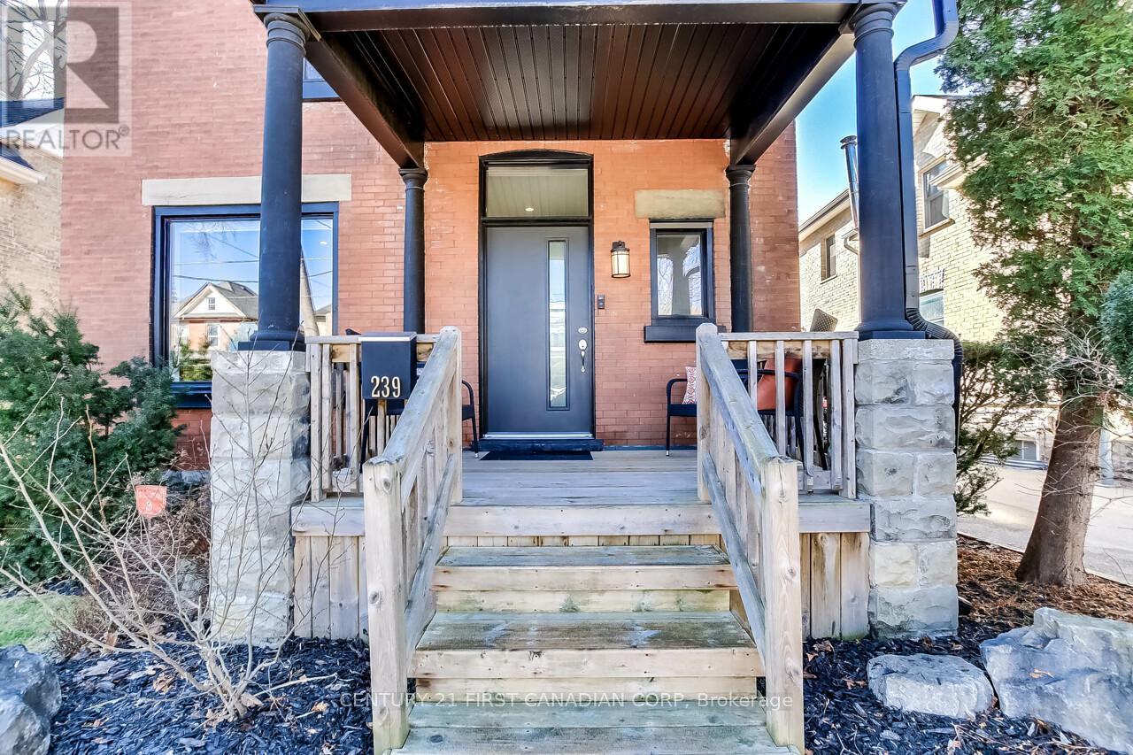 Photo 3 of 50 for 239 Tecumseh Avenue E